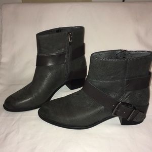 VINCE CAMUTO | LEATHER STRAP ZIP ANKLE BOOT